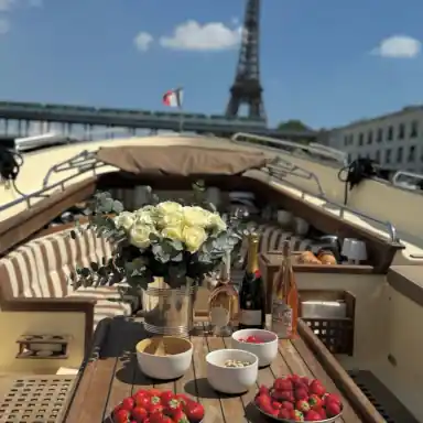 Des fraises à bord - Victoria Boat Paris